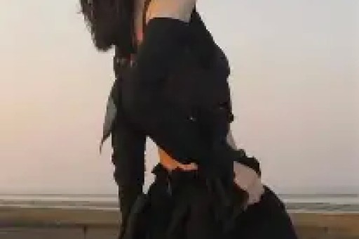 内娱女演员深夜溜进KTV陪酒姿态放低到尘埃